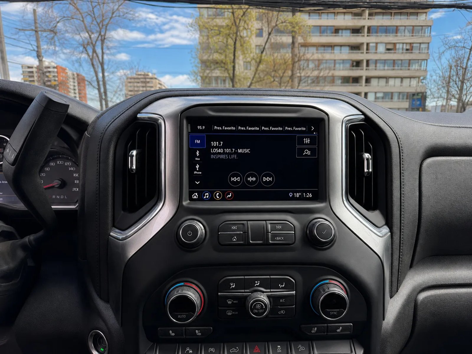 Chevrolet SILVERADO DCAB 4X4 5.3 AT 2021 - Foto 4 de 18