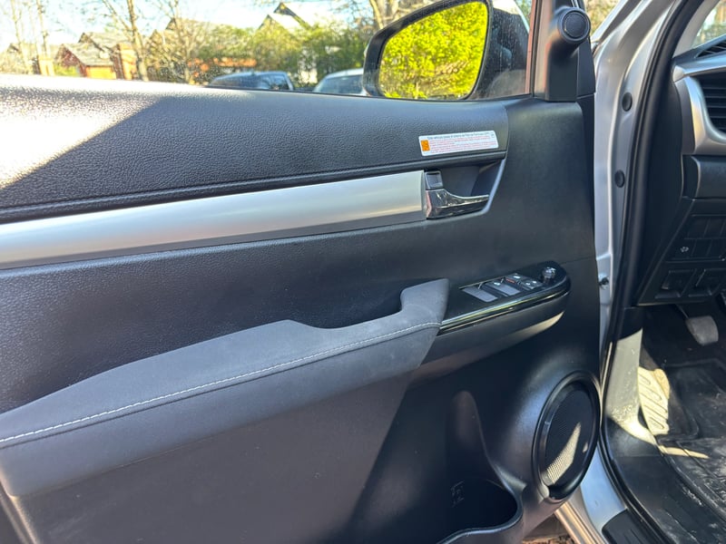 Toyota HILUX SR 4X4 MT 2.4 2025 - Imagen 5 de 13