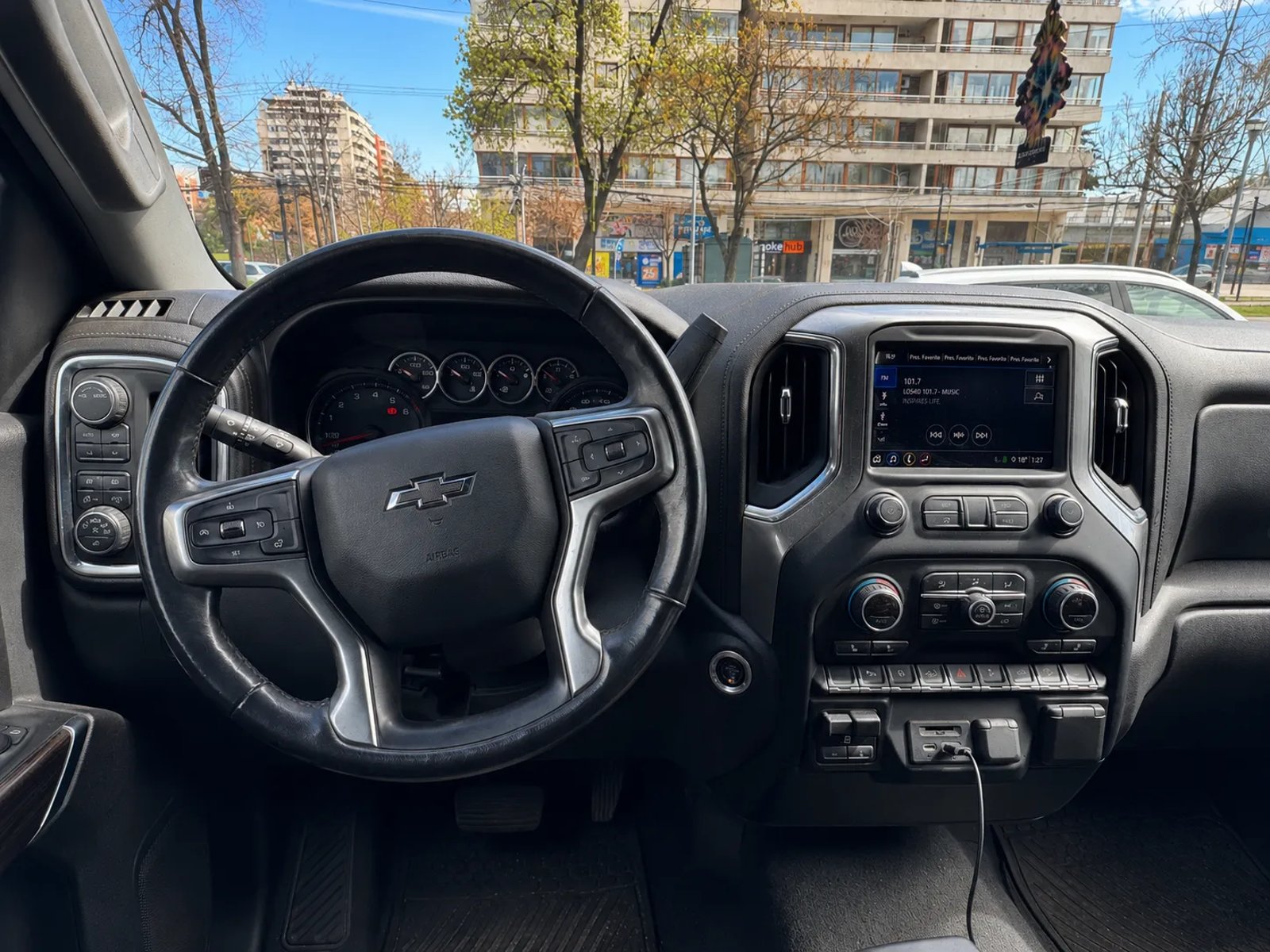 Chevrolet SILVERADO DCAB 4X4 5.3 AT 2021 - Foto 2 de 18
