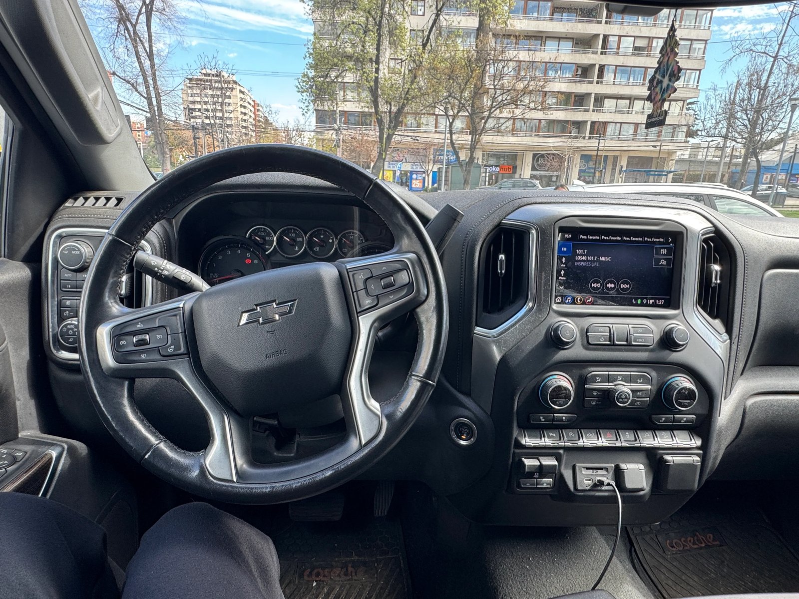 Chevrolet SILVERADO DCAB 4X4 5.3 AT 2021 - Imagen 17 de 18