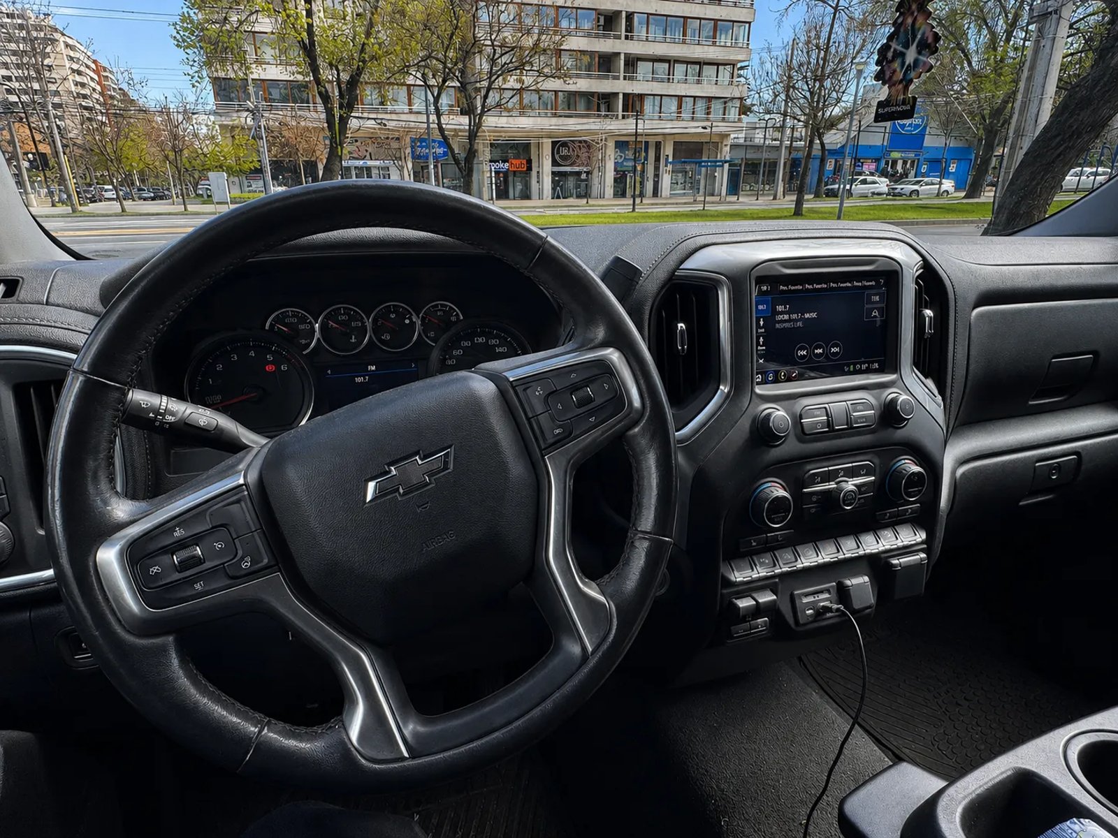 Chevrolet SILVERADO DCAB 4X4 5.3 AT 2021 - Foto 3 de 18