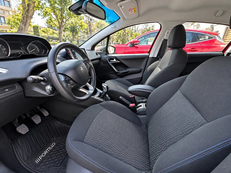 Peugeot 208 PURE TECH HB 1.2 2020 - Imagen 7 de 19