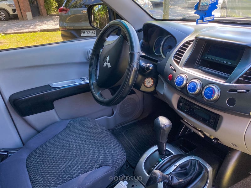 Mitsubishi L200 D CAB 4X4 2.5 AUT 2009 - Imagen 18 de 19