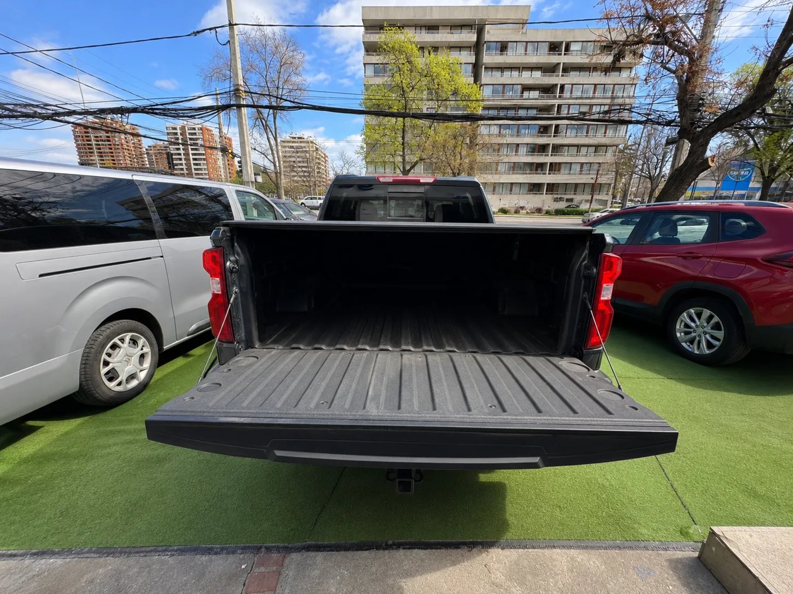 Chevrolet SILVERADO DCAB 4X4 5.3 AT 2021 - Imagen 8 de 18