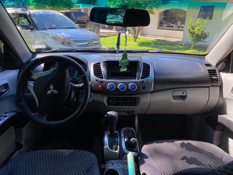 Mitsubishi L200 D CAB 4X4 2.5 AUT 2009 - Imagen 12 de 19