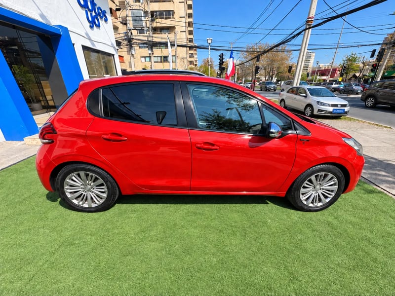 Peugeot 208 PURE TECH HB 1.2 2020 - Imagen 12 de 19
