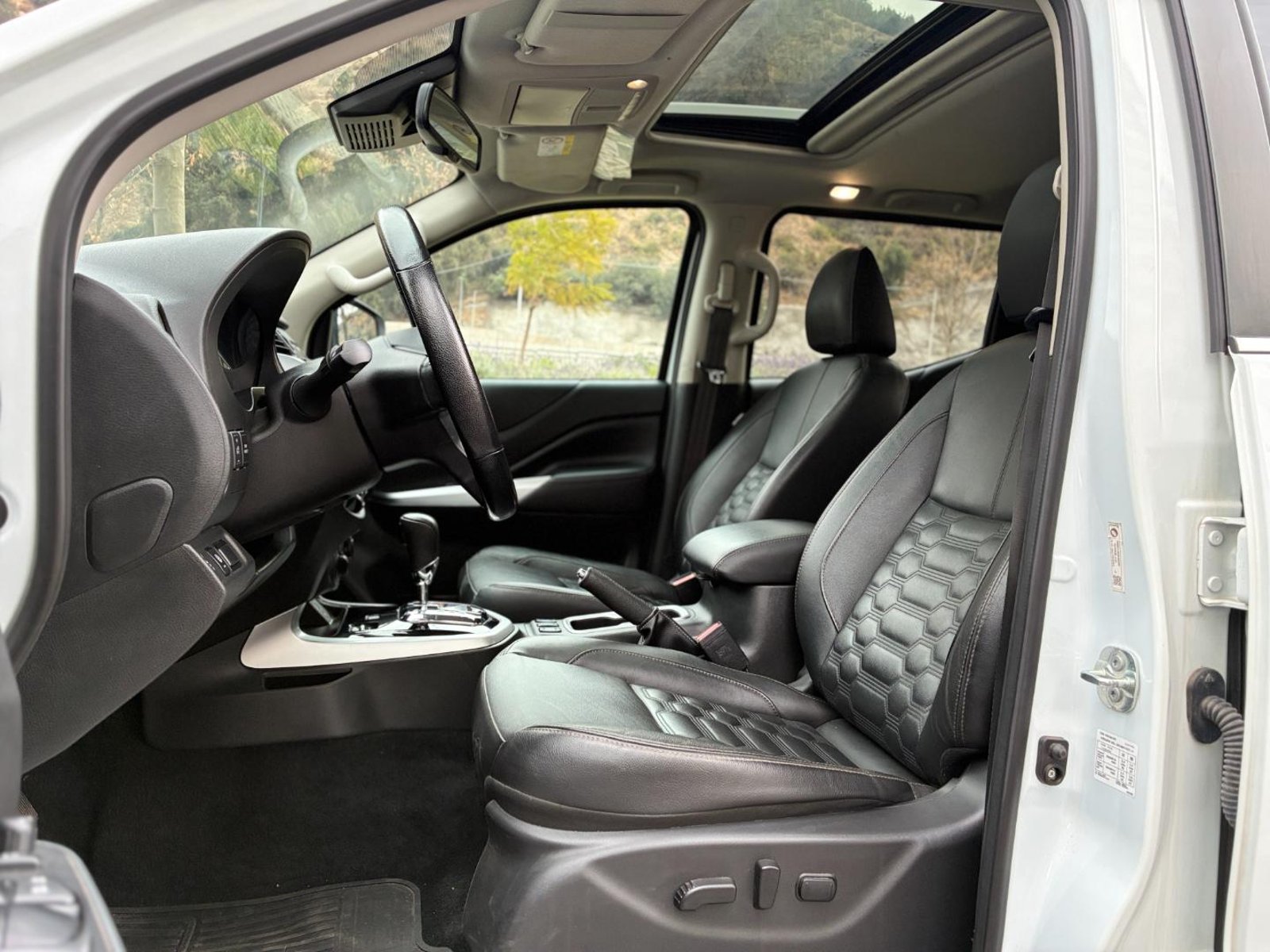 NISSAN NP 300 NAVARA DC LE 2.3D AT 4X4 Platinum 2023 - Imagen 13 de 20