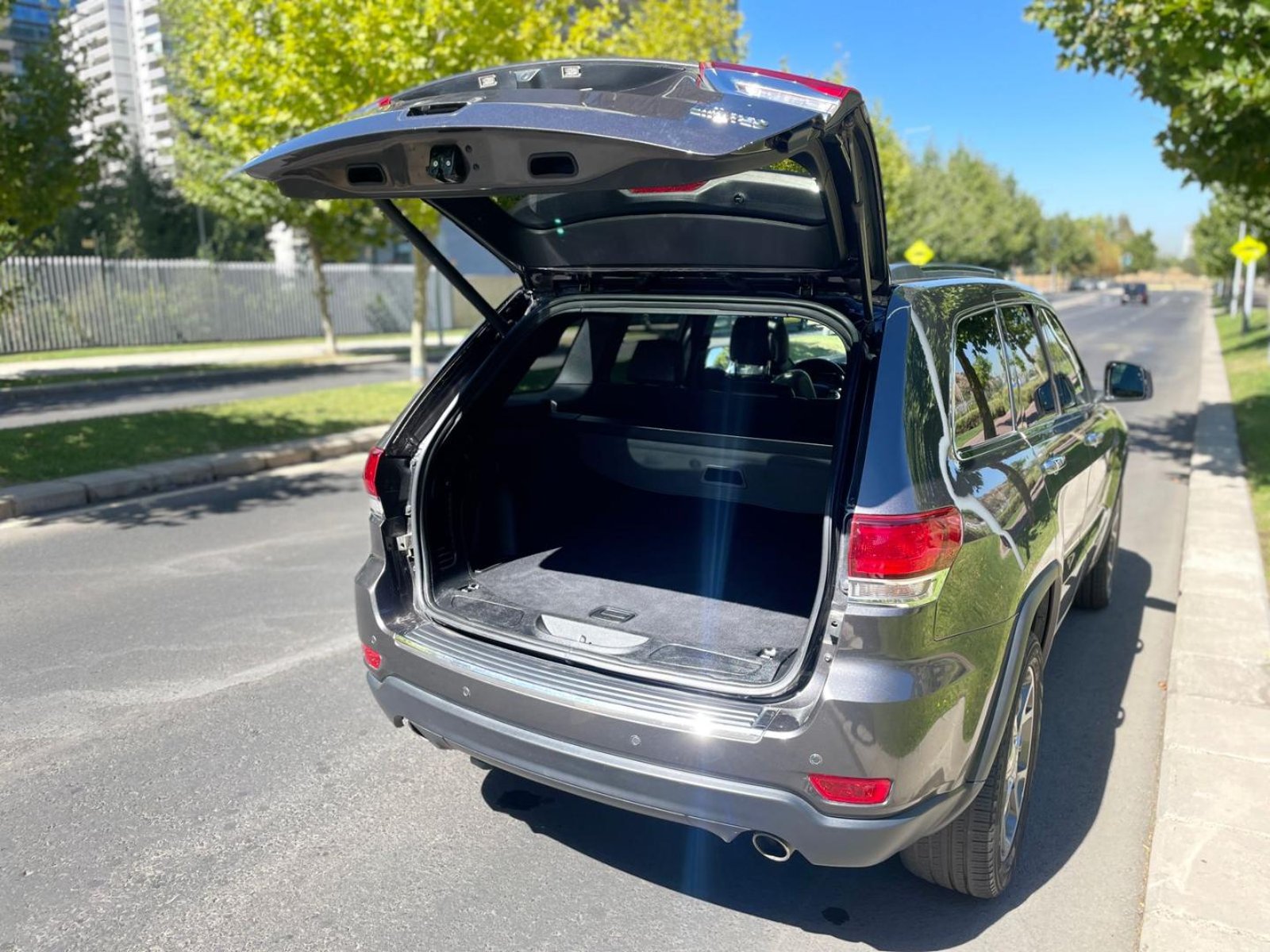 Jeep GRAND CHEROKEE 2021 - Imagen 16 de 20