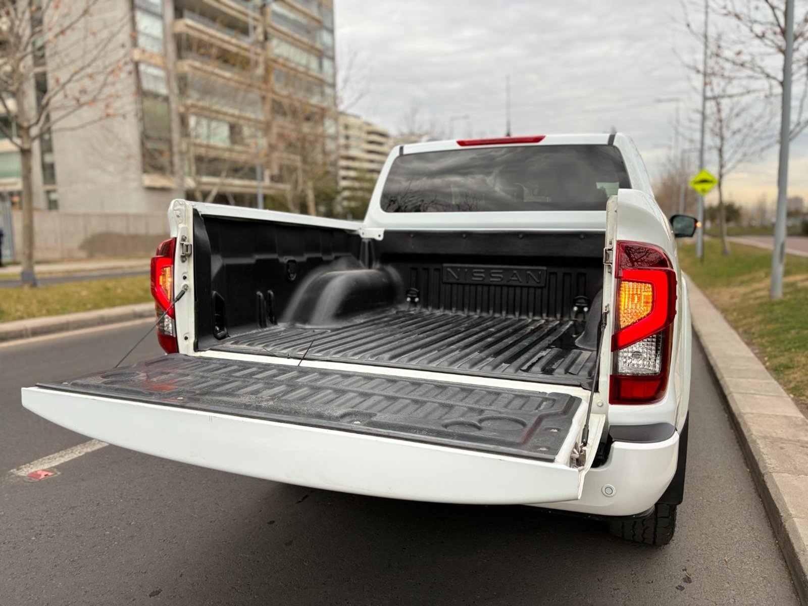 NISSAN NP 300 NAVARA DC LE 2.3D AT 4X4 Platinum 2023 - Imagen 9 de 20