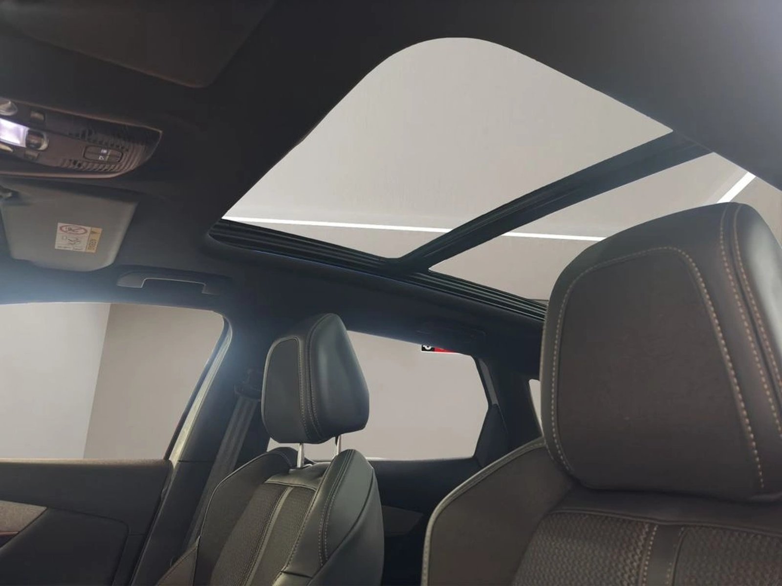 Peugeot 3008 1.6 GT BLACK PACK PURETECH EAT8 AT 2023 - Foto 5 de 14