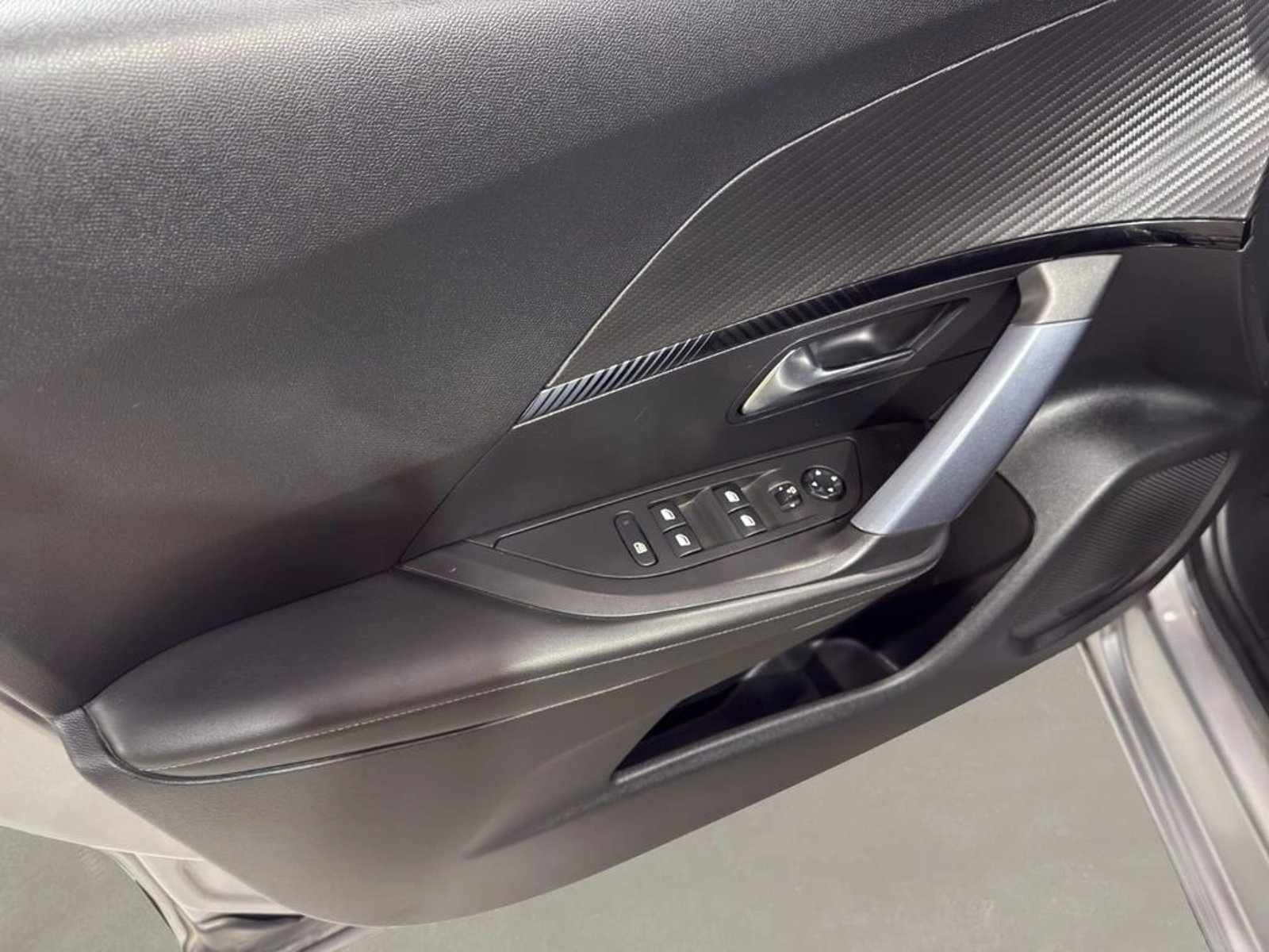 Peugeot 2008 1.5 ALLURE BLUEHDI DIESEL 4X2 130 AT 5P 2020 - Imagen 7 de 9