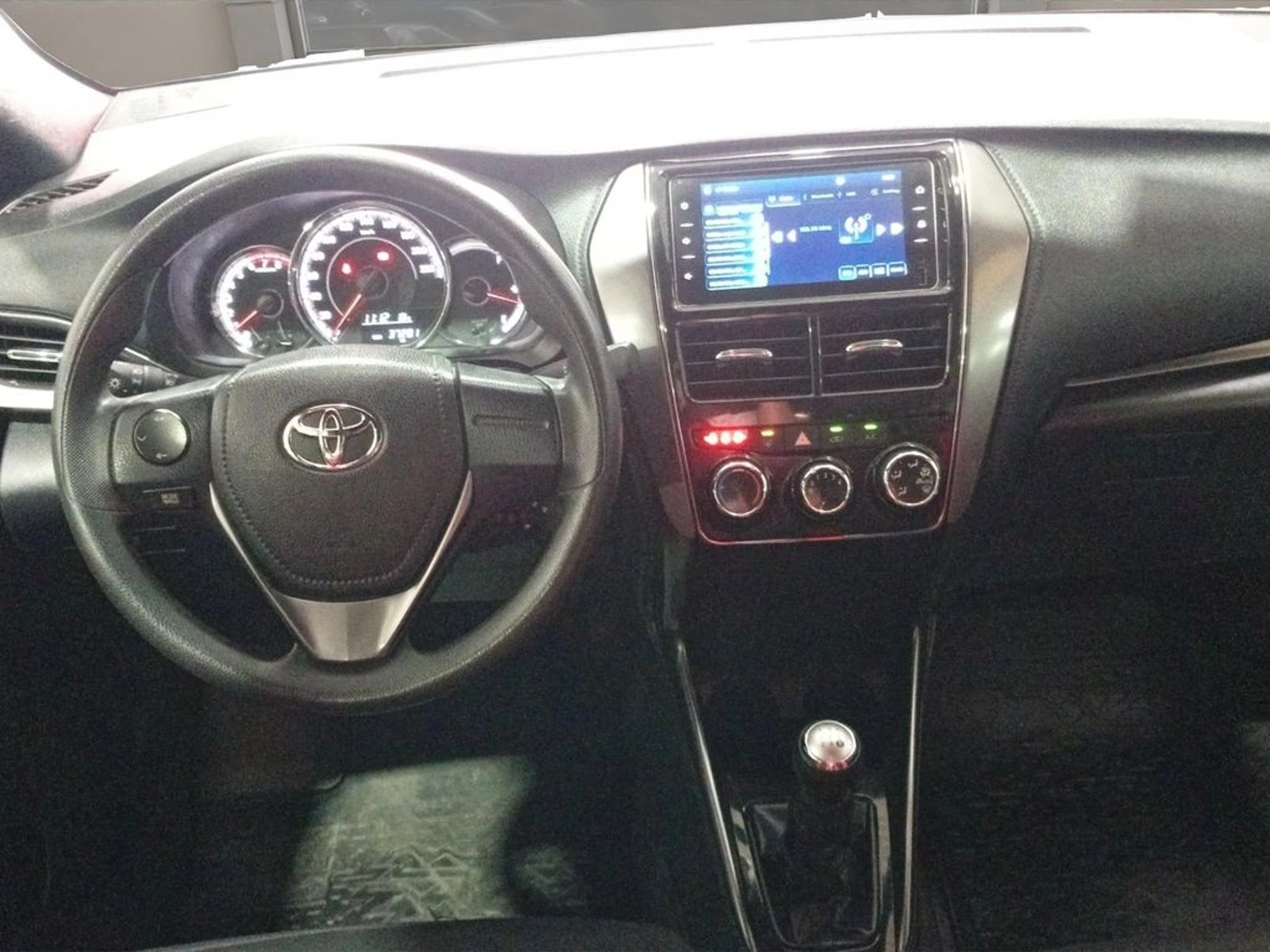Toyota YARIS 1.5 E SEDAN AT 2024 - Imagen 9 de 13