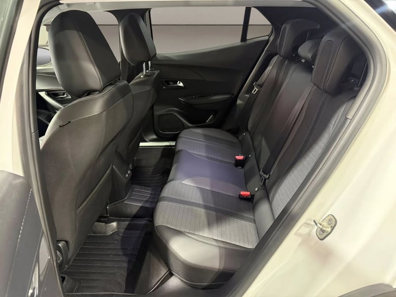 Peugeot 2008 1.5 ALLURE BLUEHDI 130 DIESEL 4X2 AT 5P 2022 - Imagen 8 de 11