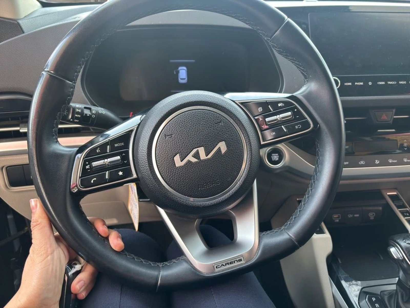 Kia CARENS 1.4 EX 7DCT TURBO-GDI FULL 7P AT 2022 - Imagen 8 de 15