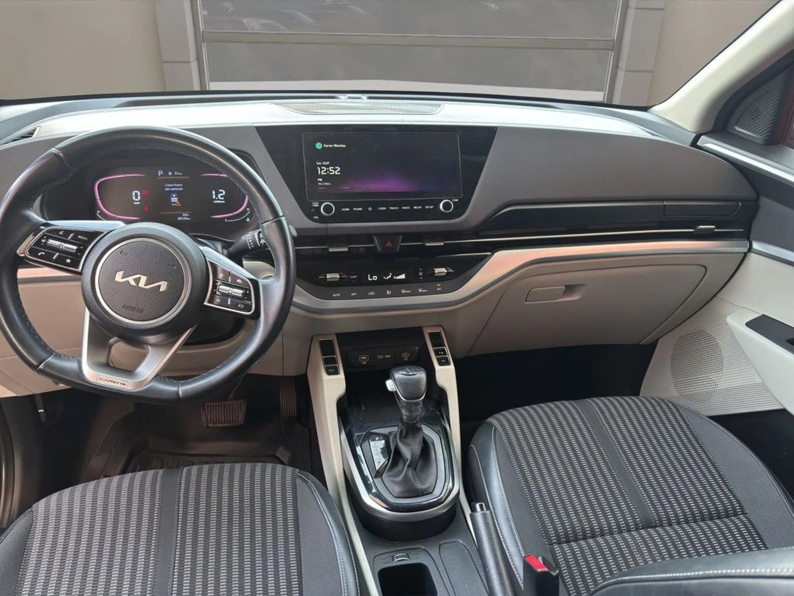 Kia CARENS 1.4 EX 7DCT TURBO-GDI FULL 7P AT 2022 - Imagen 6 de 15