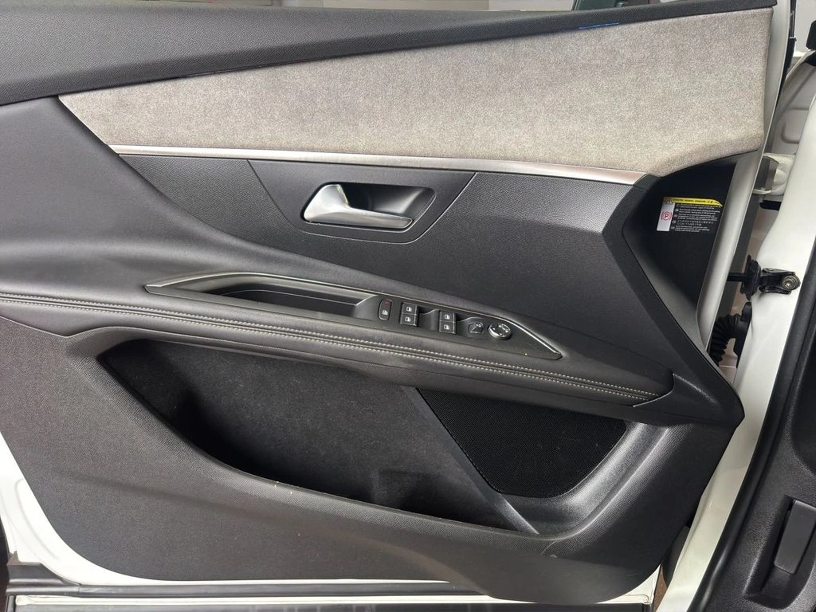 PEUGEOT 3008 1.6 GT BLACK PACK PURETECH EAT8 AT 2023 - Imagen 13 de 14