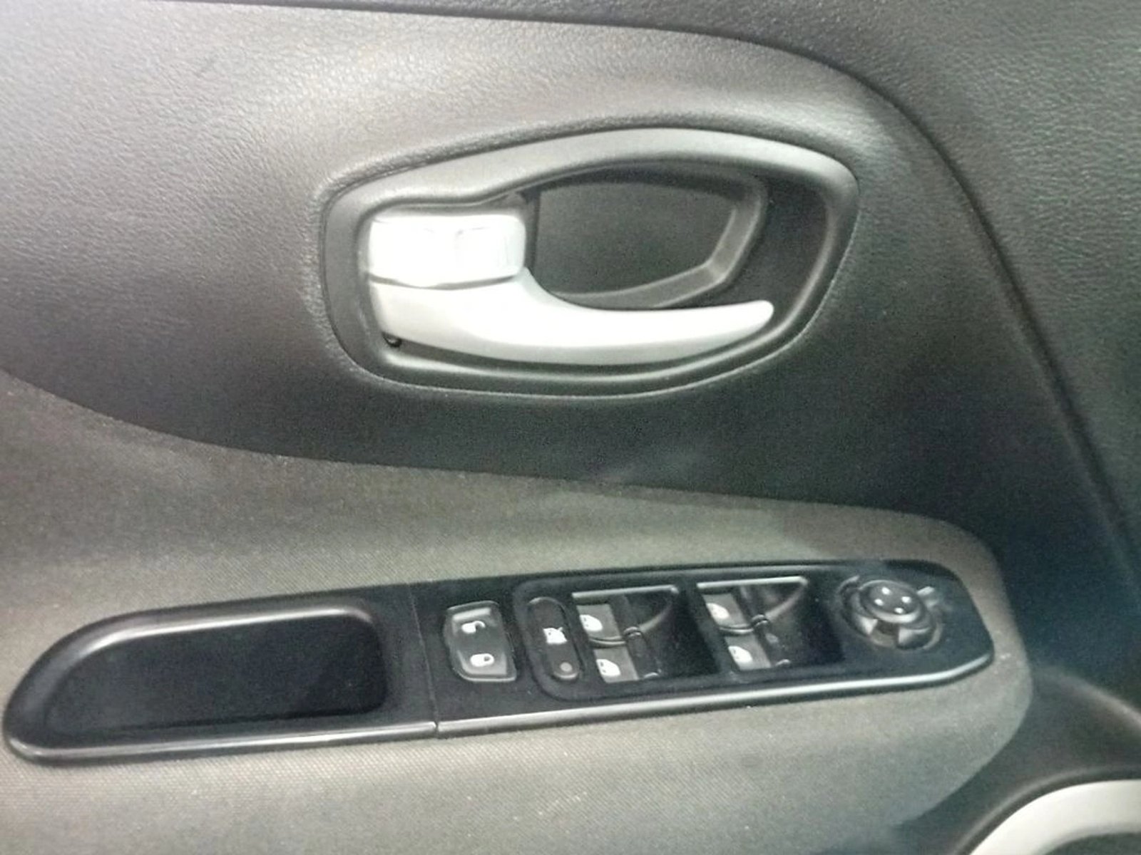 Jeep RENEGADE 1.8 SPORT LX MT (2022) 2022 - Imagen 8 de 14