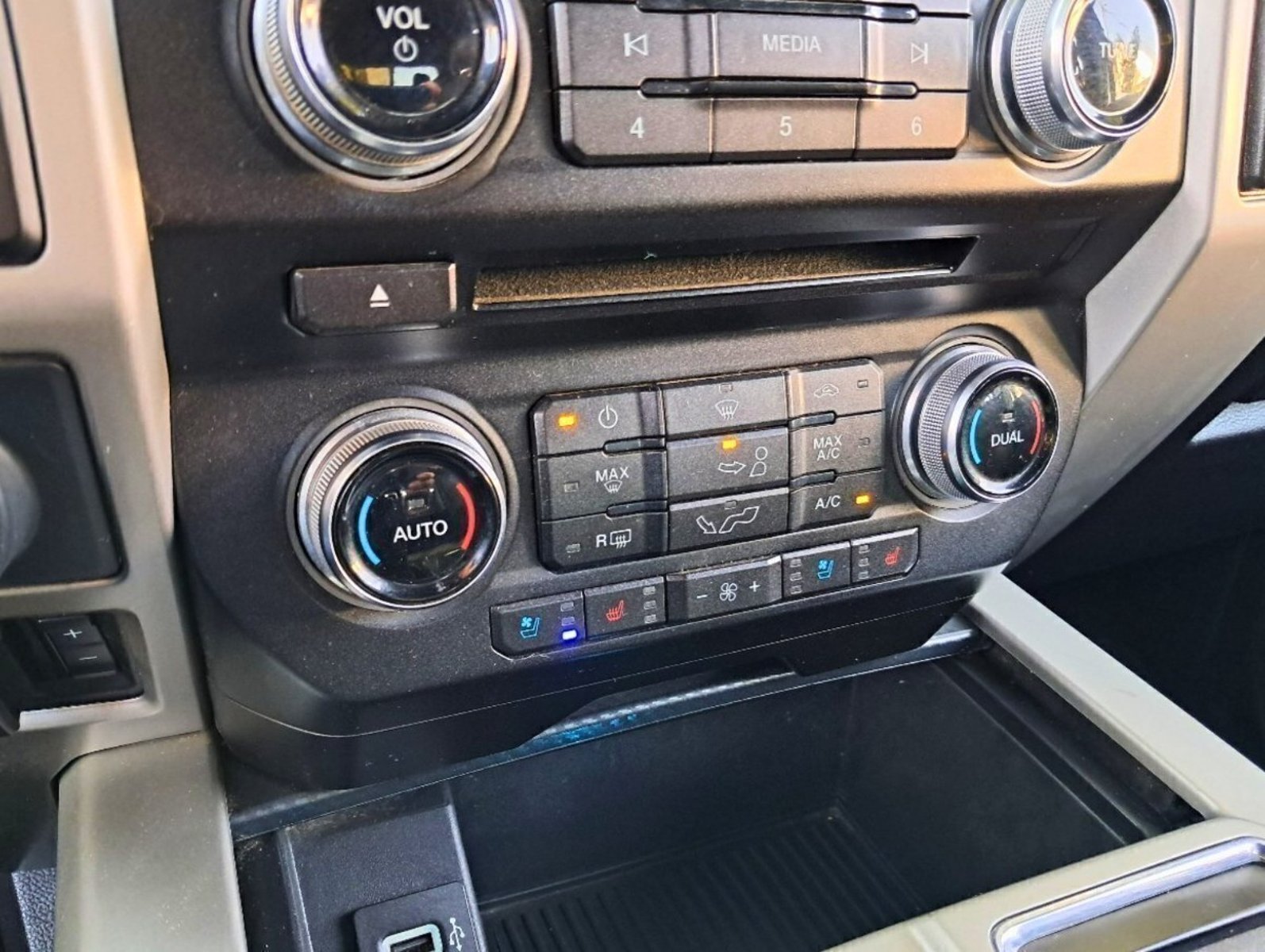 Ford F-150 Lariat 4x4 5.0 Aut 2019 - Imagen 8 de 10