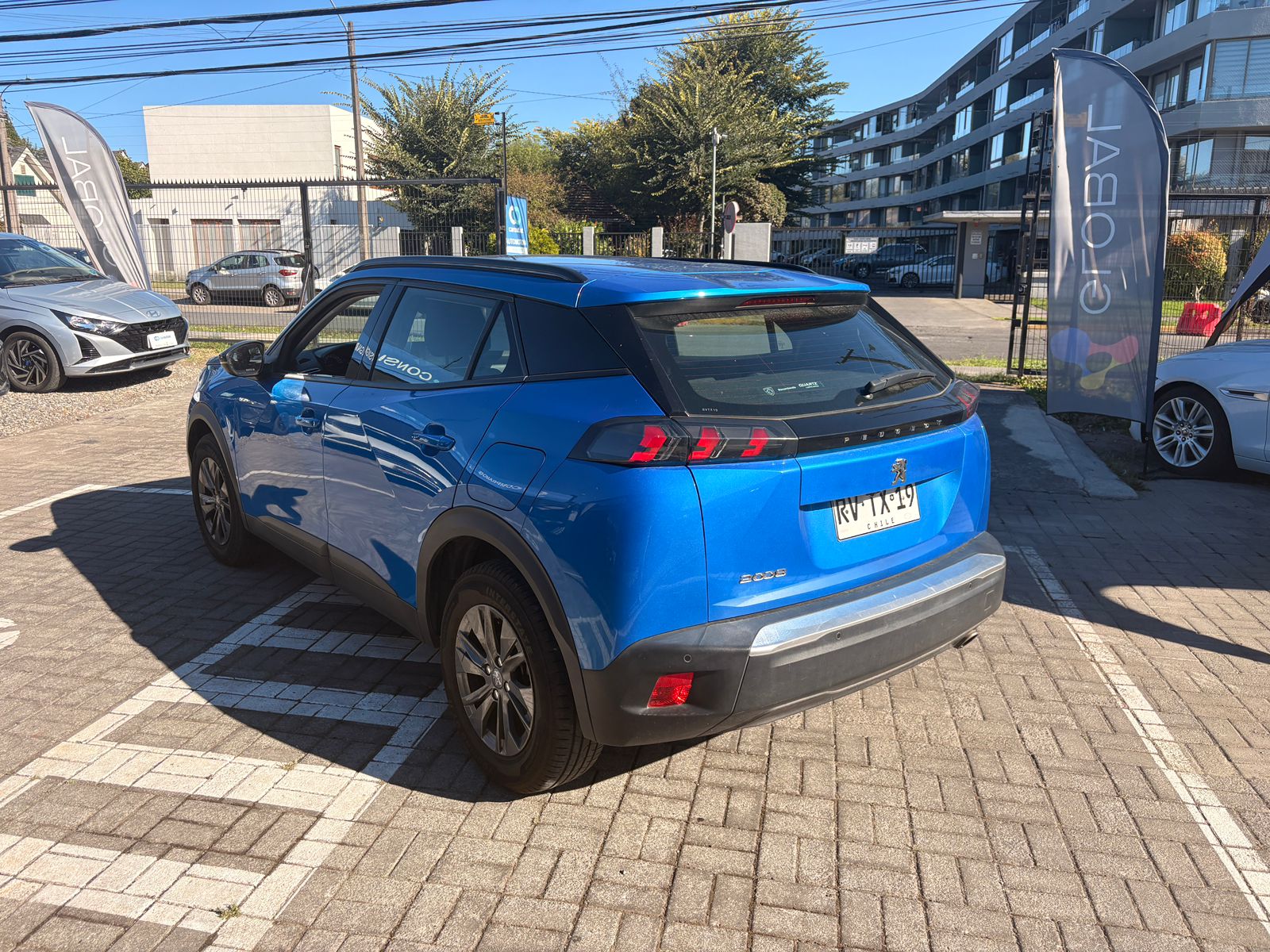 Peugeot 2008 BLUE HDI 100 TM 1.5 2022 - Foto 2 de 9