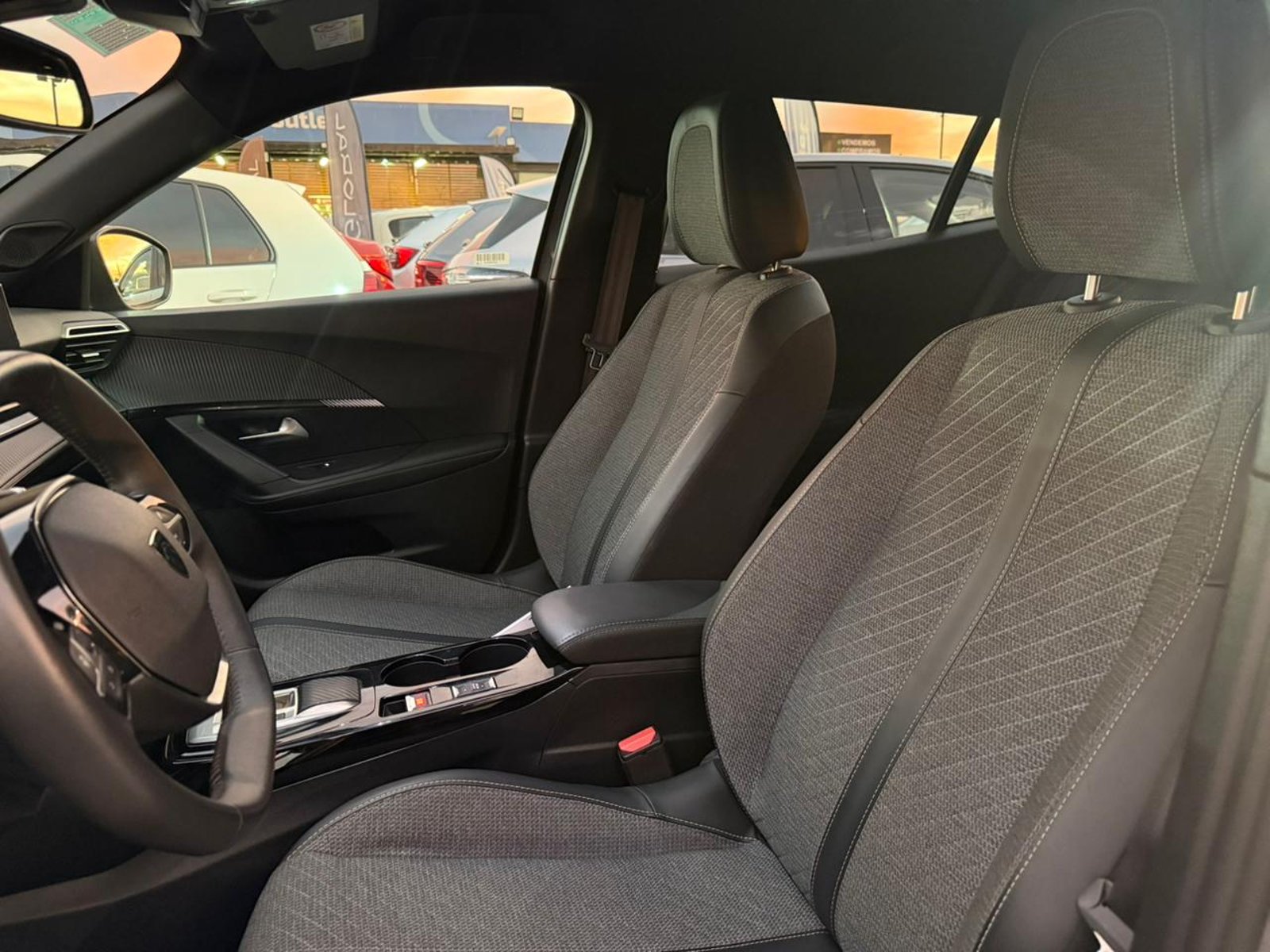 PEUGEOT 2008 ALLURE 130 1.2 AUT 2024 - Imagen 9 de 19