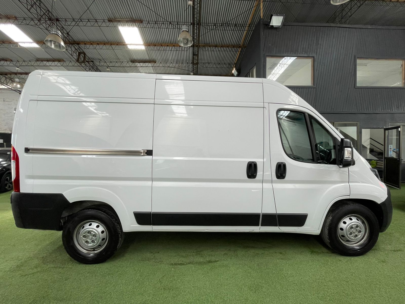 Peugeot BOXER L2H2 BLUEHDI 165 2.2 2024 - Imagen 6 de 11