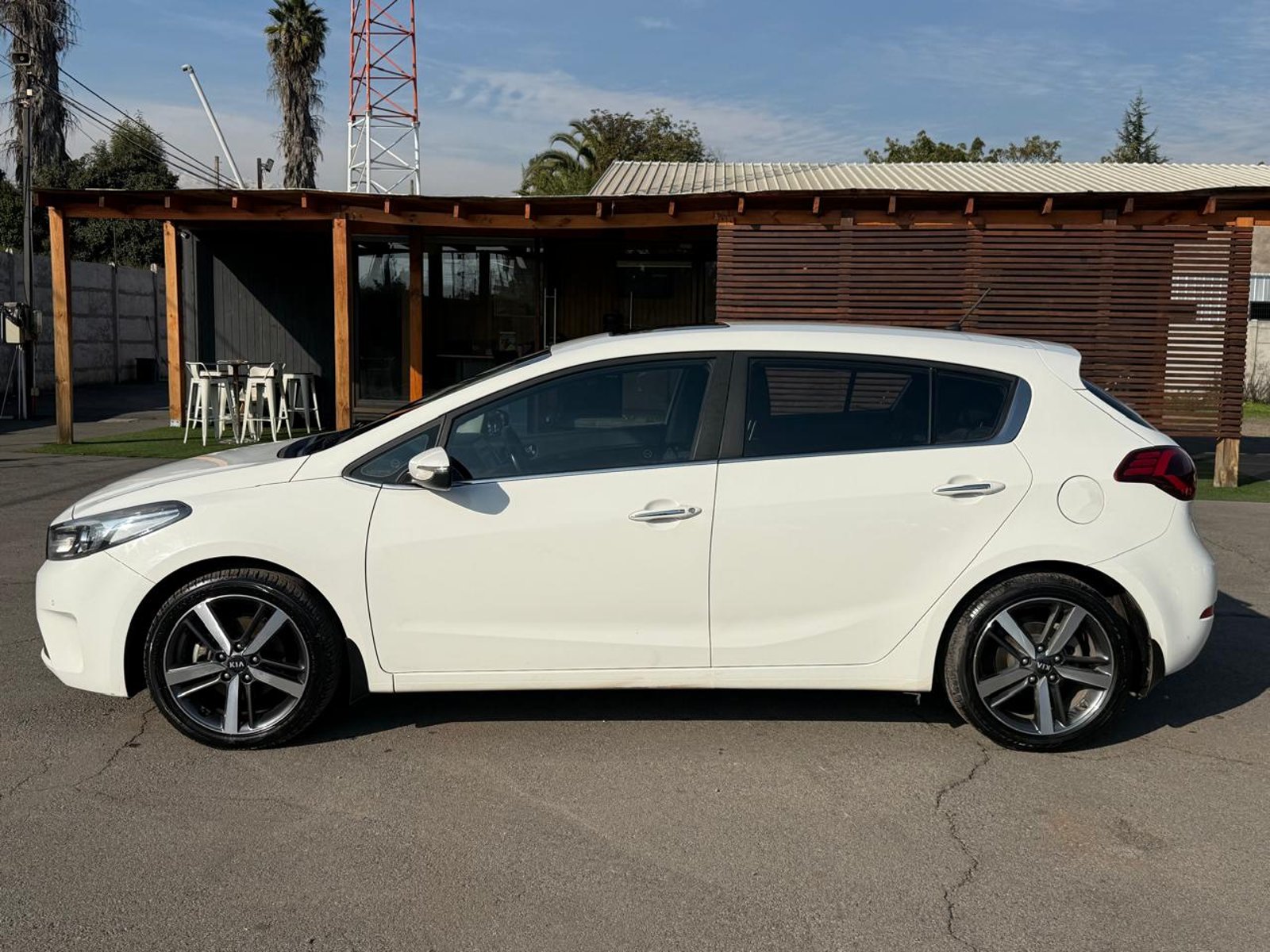 Kia CERATO 5 EX 1.6L 6MT S. PACK 2018 - Foto 2 de 20