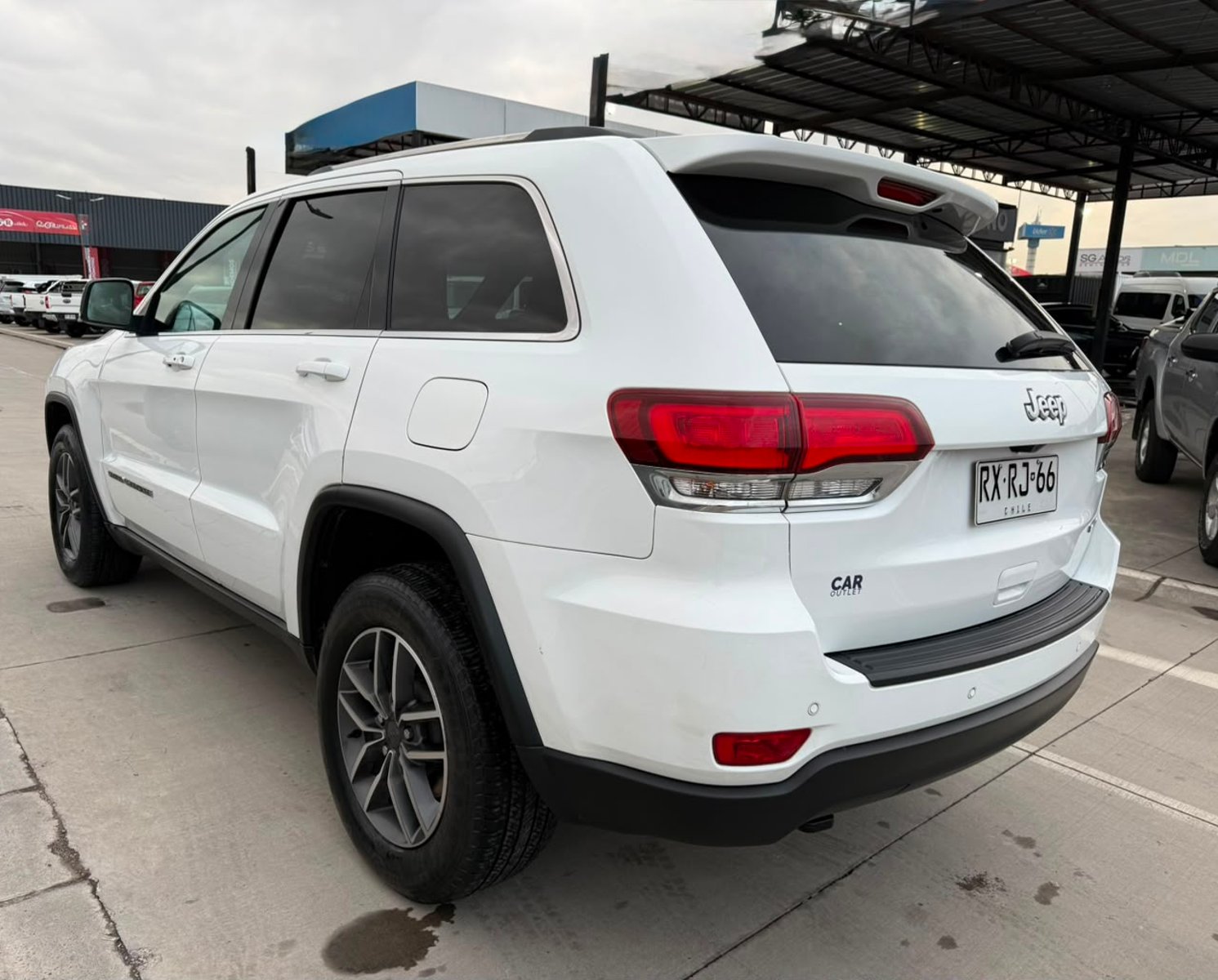 Jeep GRAND CHEROKEE LAREDO 3.6 AUT 2022 - Imagen 3 de 19