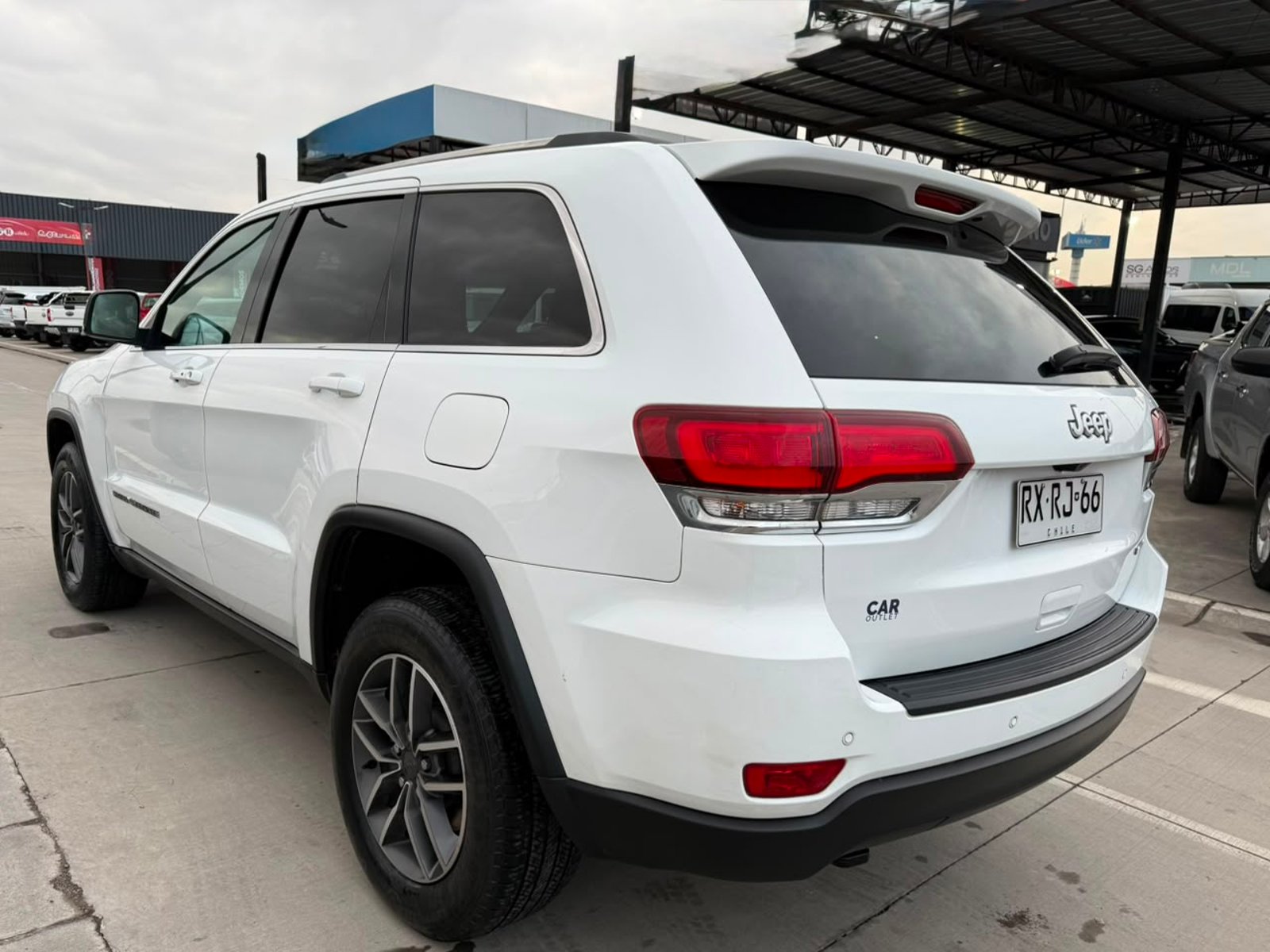Jeep GRAND CHEROKEE LAREDO 3.6 AUT 2022 - Foto 3 de 19