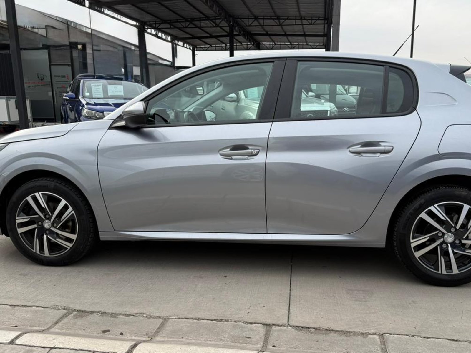 Peugeot 208 ALLURE BLUEHDI 1.5 2021 - Foto 2 de 18