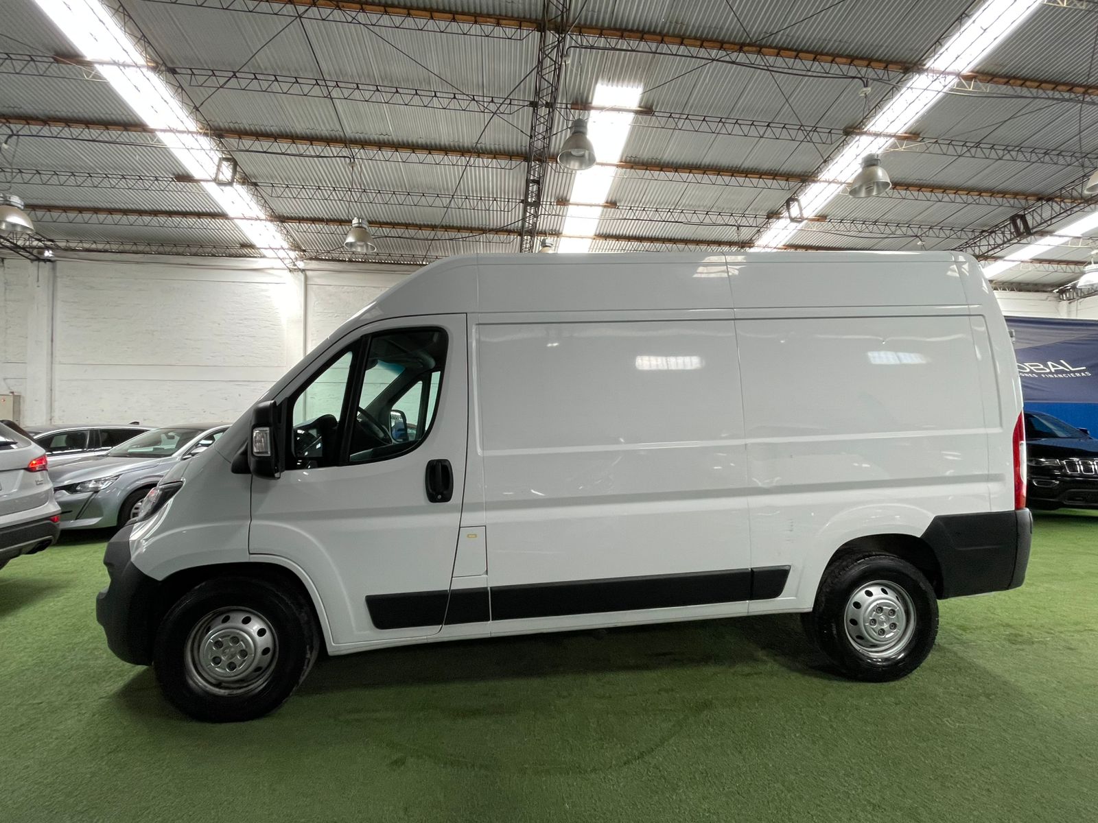 Peugeot BOXER L2H2 BLUEHDI 165 2.2 2024 - Foto 2 de 11