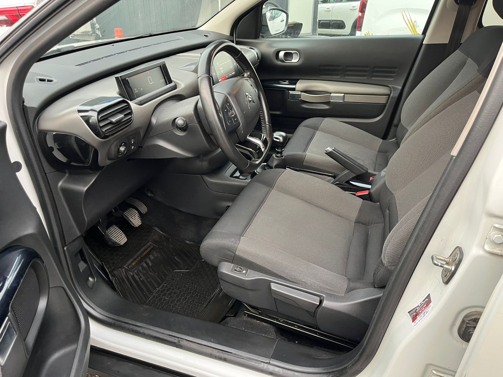Citroën C-4 HDI 115 BVM6 S&S FEEL 2020 - Imagen 9 de 17