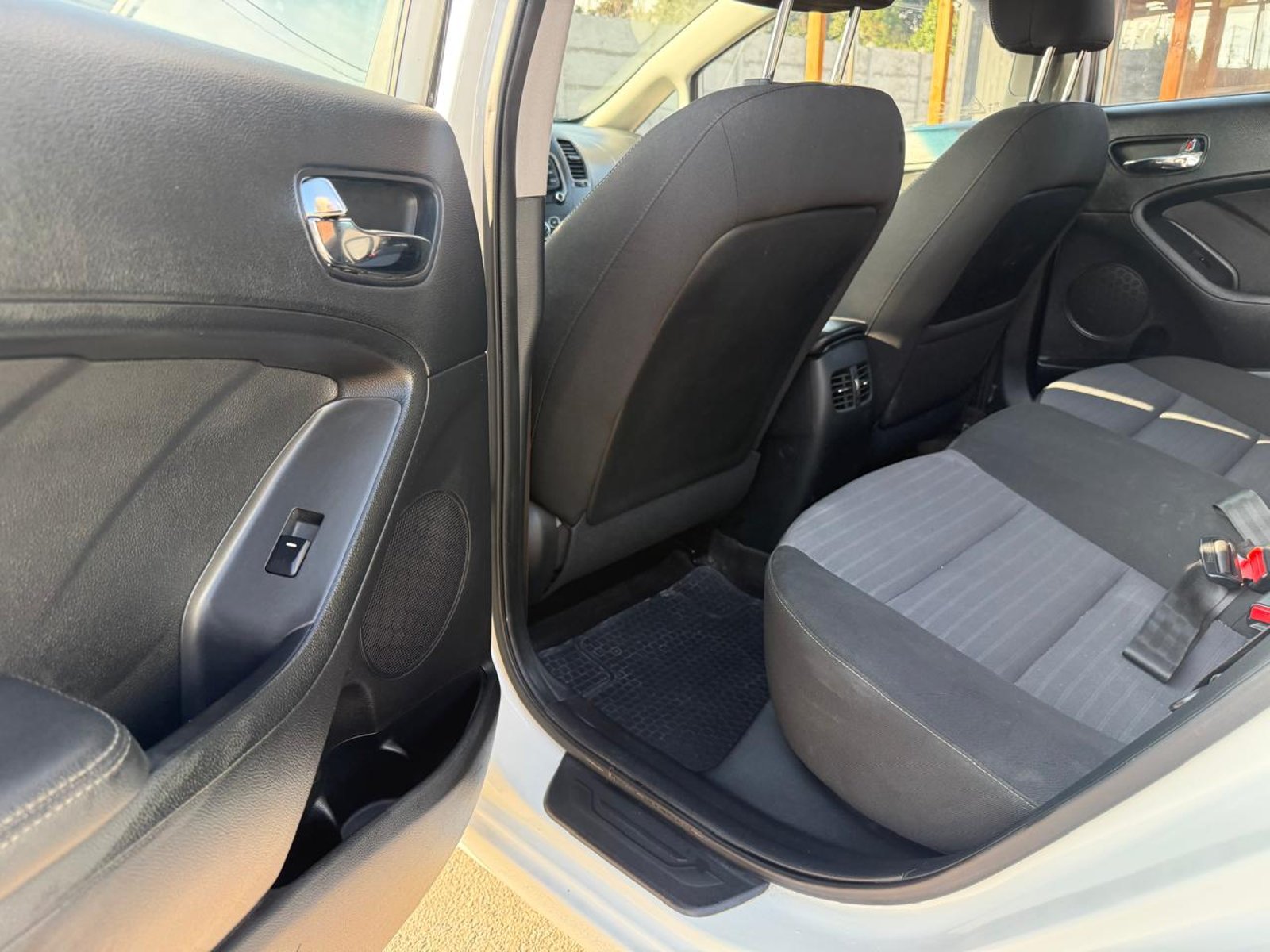 Kia CERATO 5 EX 1.6L 6MT S. PACK 2018 - Imagen 19 de 20