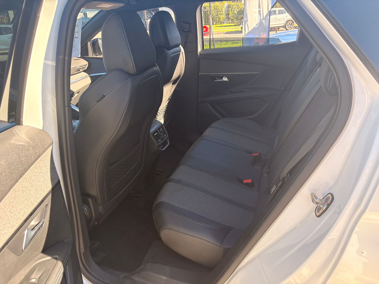 Peugeot 3008 BLUE HDI 130 EAT8 1.5 AUT 2024 - Imagen 7 de 10