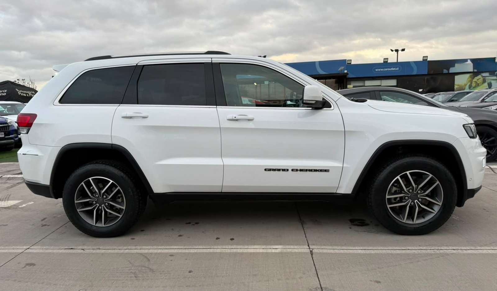 Jeep GRAND CHEROKEE LAREDO 3.6 AUT 2022 - Imagen 6 de 19