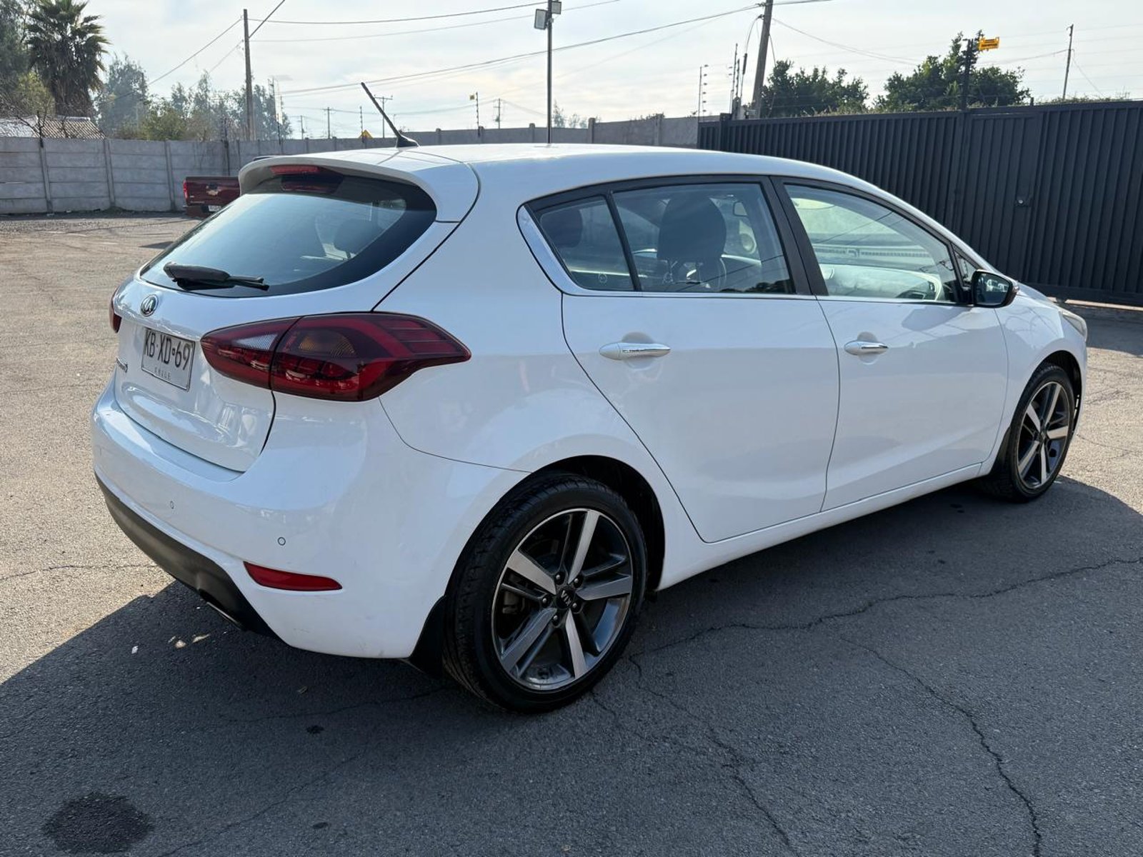 Kia CERATO 5 EX 1.6L 6MT S. PACK 2018 - Foto 5 de 20