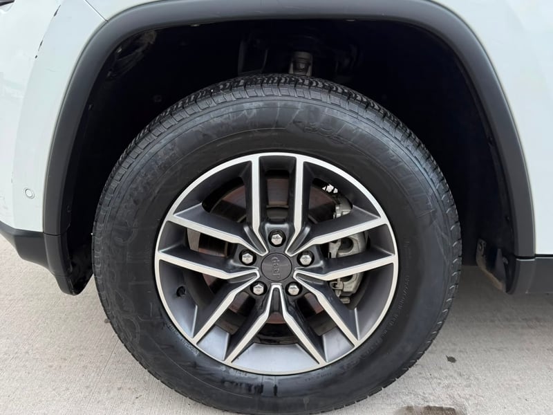 Jeep GRAND CHEROKEE LAREDO 3.6 AUT 2022 - Imagen 17 de 19
