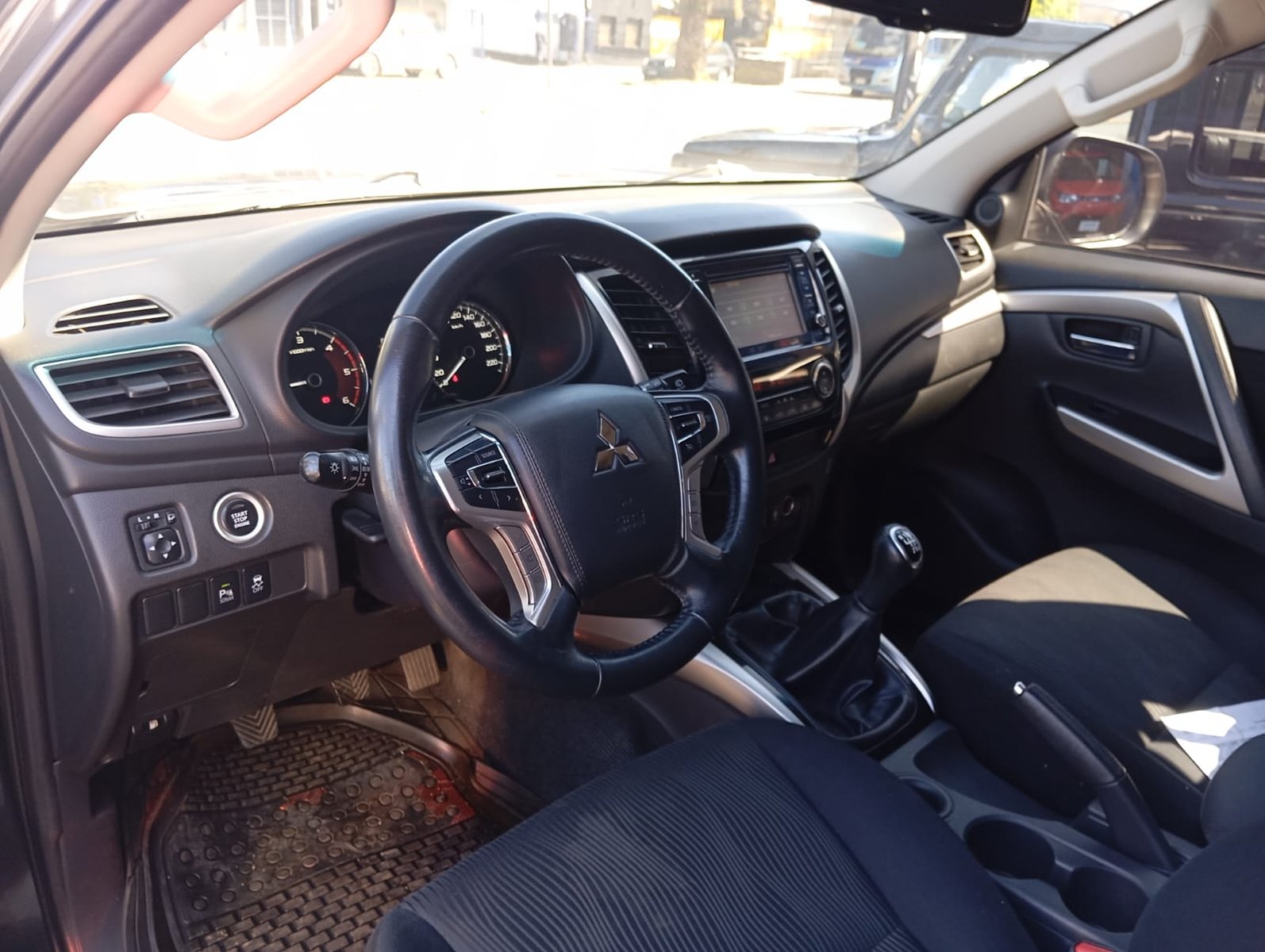 Mitsubishi MONTERO SPORT 2.4 2WD MT 2022 - Imagen 8 de 12