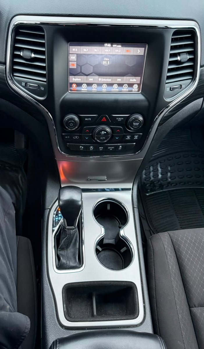Jeep GRAND CHEROKEE LAREDO 3.6 AUT 2022 - Imagen 15 de 19