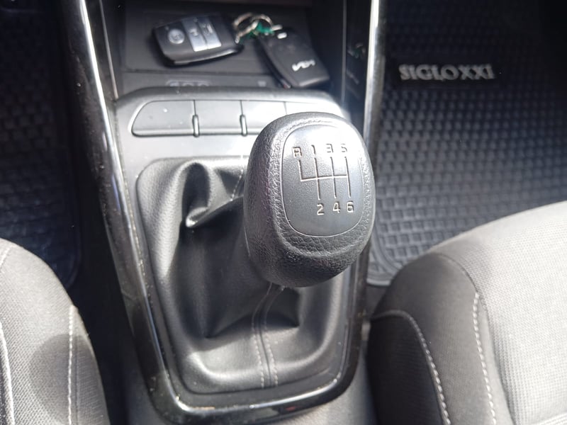 Kia RIO 4 6MT 1.4 2023 - Imagen 12 de 13