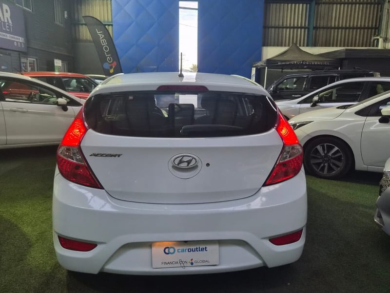 Hyundai ACCENT RB GL 1.4 2017 - Imagen 3 de 9
