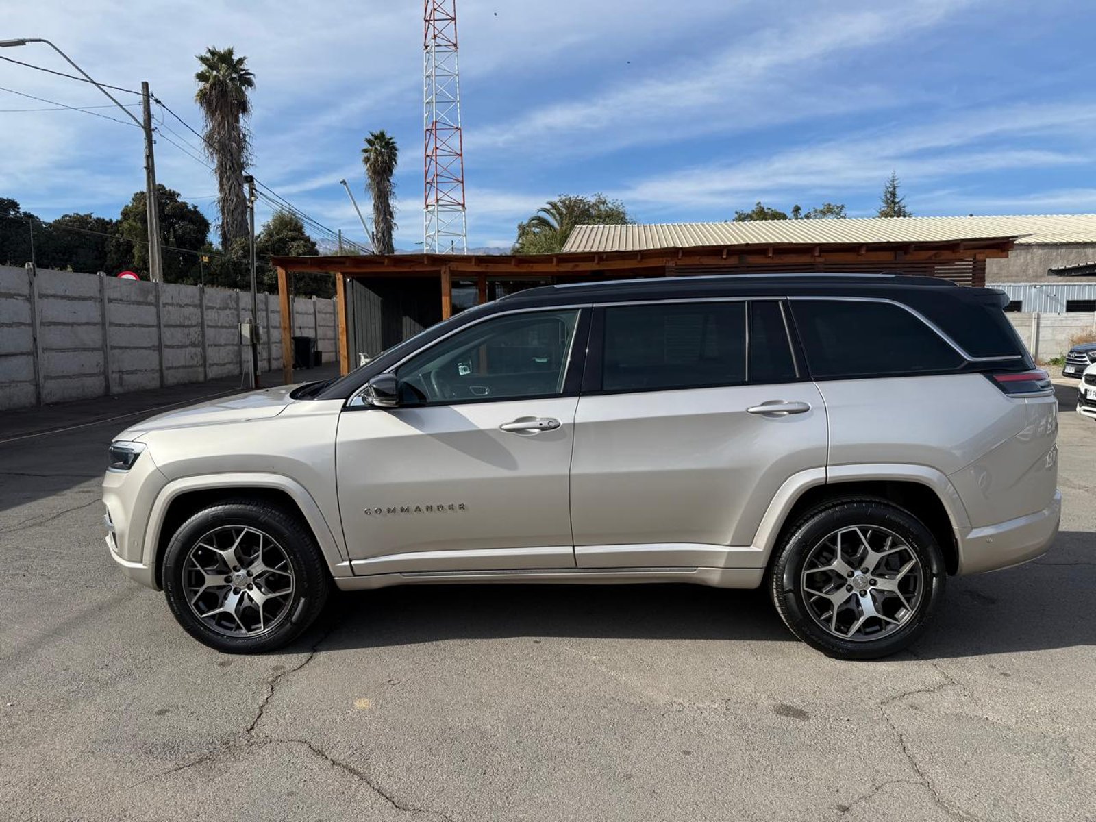 Jeep COMMANDER OVERLAND 4X4 2.0 AUT 2023 - Foto 2 de 20