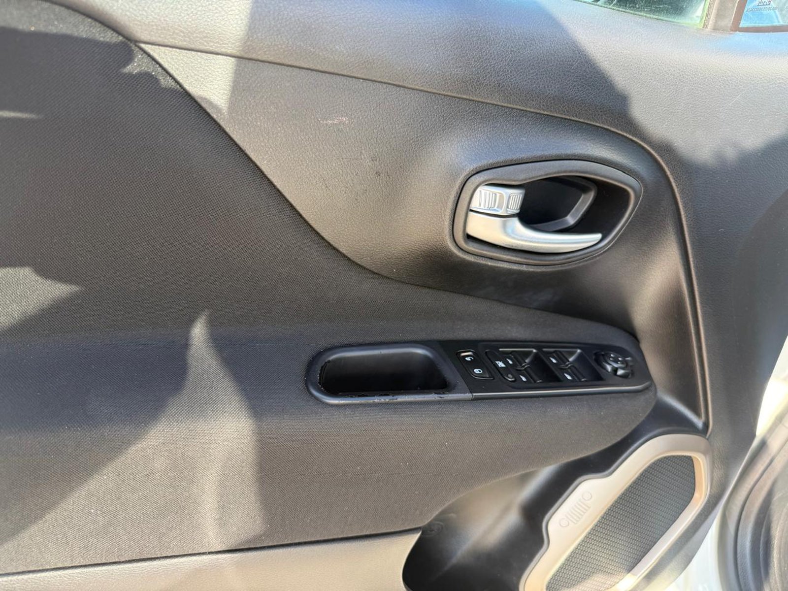 Jeep RENEGADE SPORT 1.8 2018 - Imagen 12 de 20