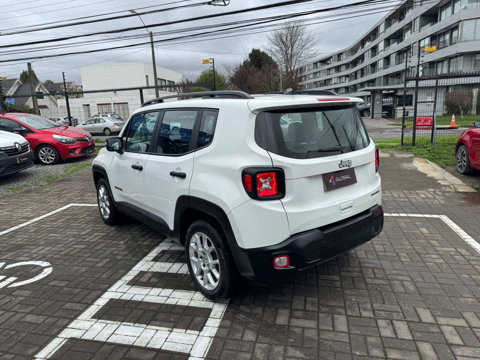 Jeep RENEGADE 1.8 2021 - Foto 2 de 11