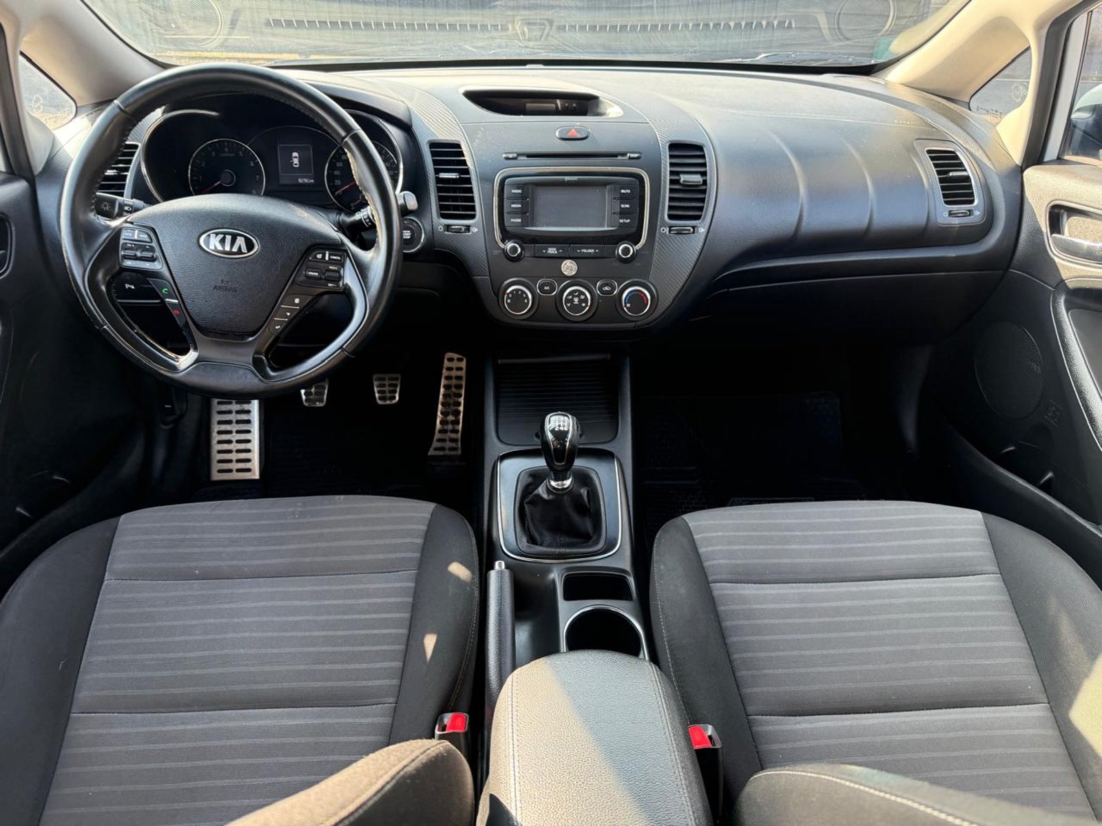 Kia CERATO 5 EX 1.6L 6MT S. PACK 2018 - Imagen 13 de 20