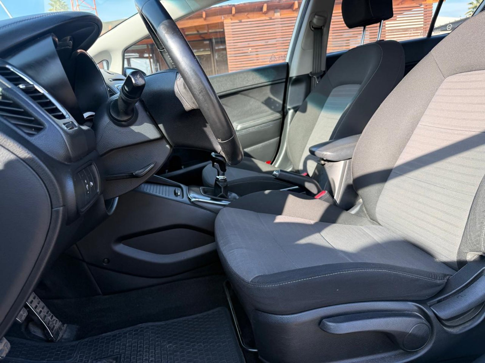 Kia CERATO 5 EX 1.6L 6MT S. PACK 2018 - Imagen 11 de 20