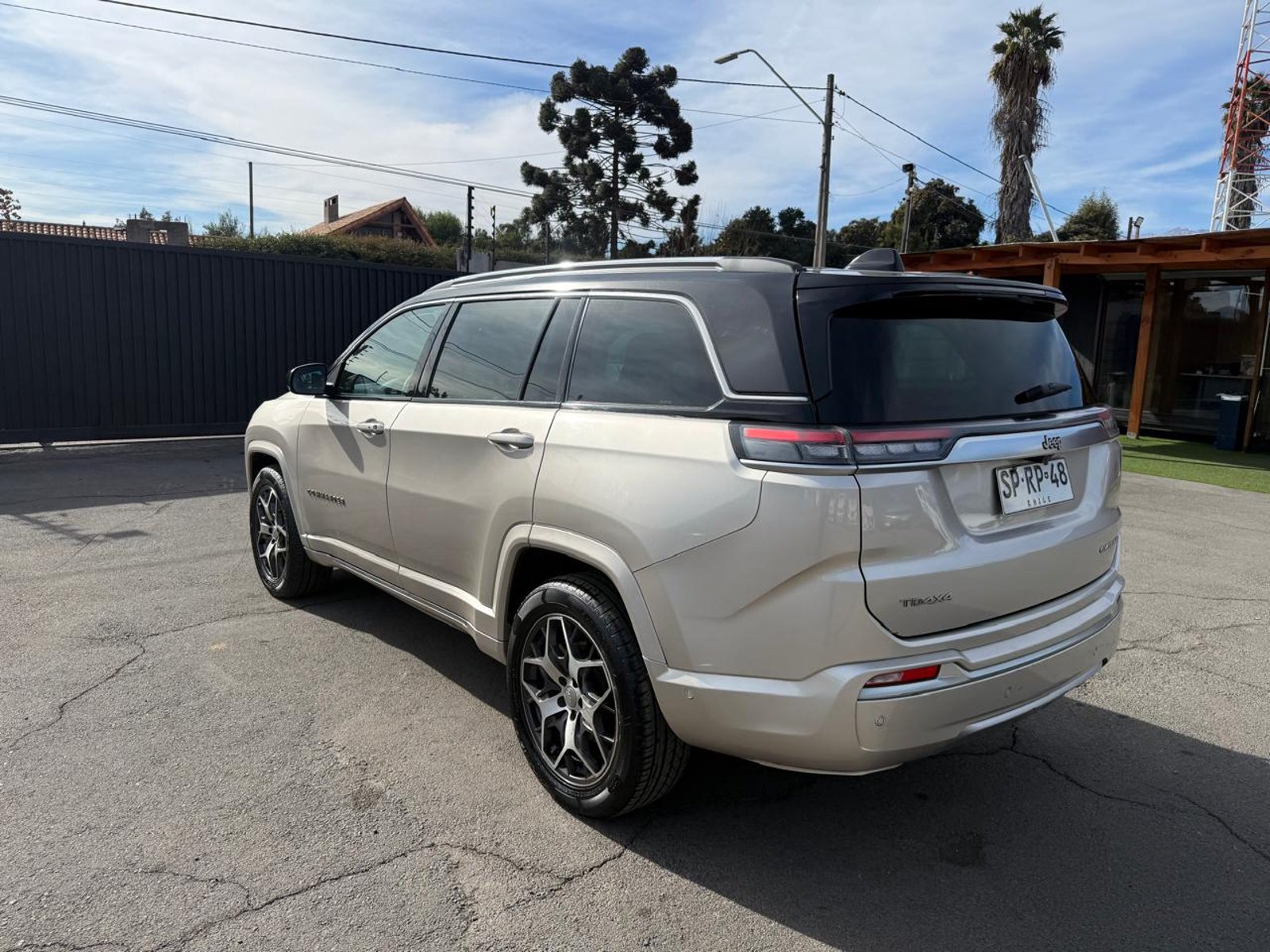 Jeep COMMANDER OVERLAND 4X4 2.0 AUT 2023 - Foto 3 de 20
