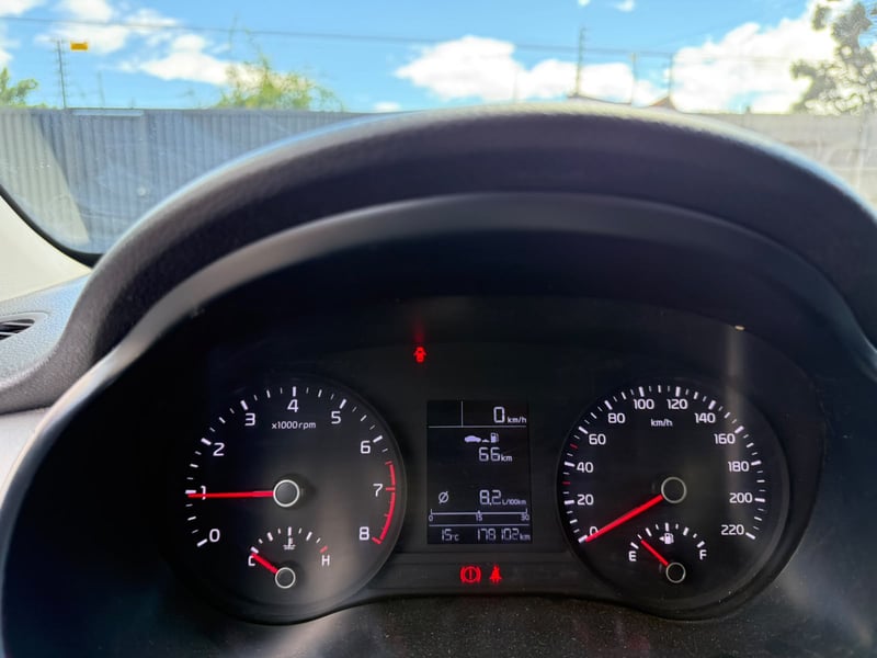 Kia RIO 4 LX 1.4 2019 - Imagen 12 de 18