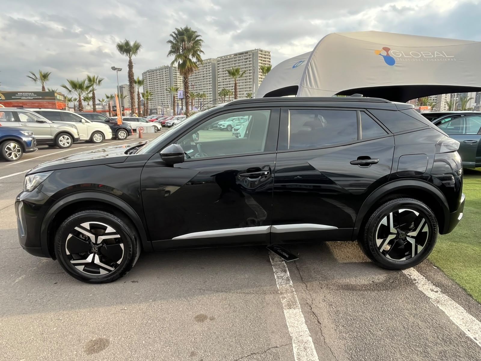 Peugeot 2008 BLUE HDI 130 EAT8 1.5 AUT 2025 - Foto 2 de 18