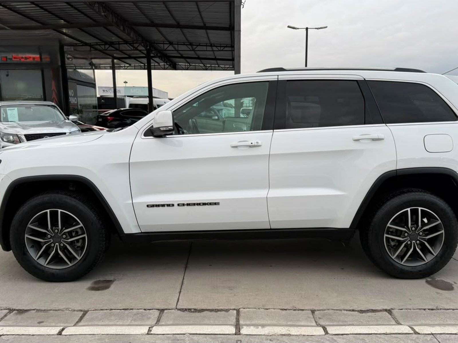 Jeep GRAND CHEROKEE LAREDO 3.6 AUT 2022 - Foto 2 de 19