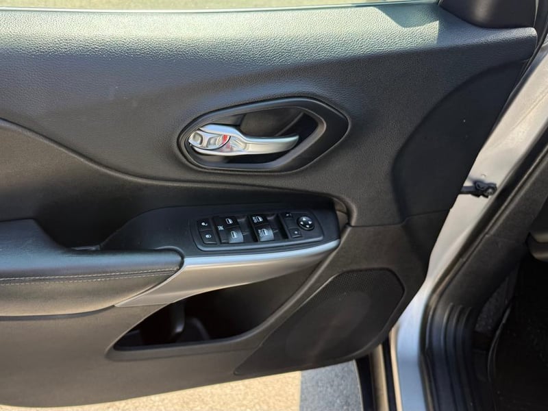 Jeep CHEROKEE LONGITUDE 4X2 2019 - Imagen 12 de 20